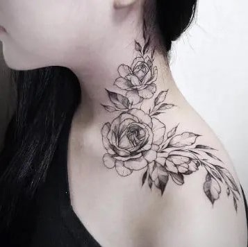 femme avec un tatouage sur l épaule motif Roses 