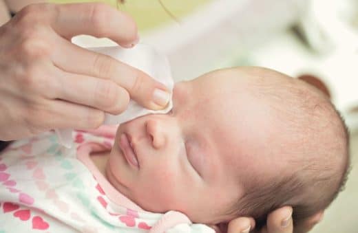 Essuyer Les Yeux De Bébé