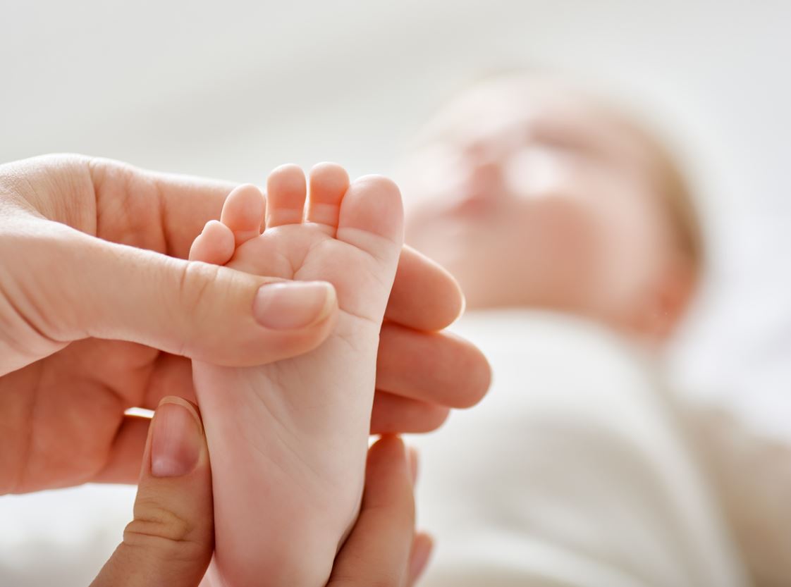 Réflexe de Moro chez bébé tout savoir sur ce réflexe archaïque