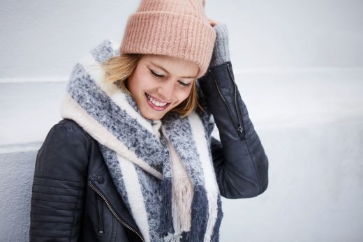 Femme Porte Bonnet En Hiver