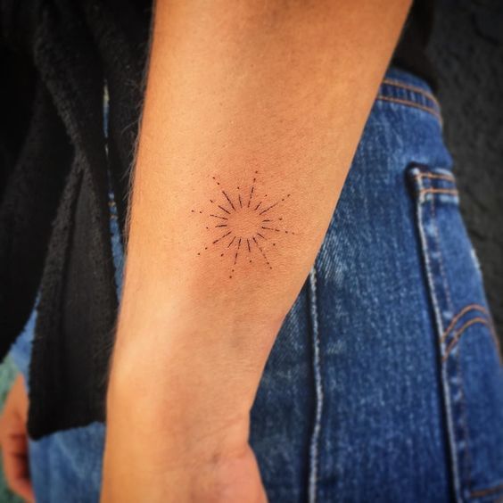 tatouage Discret soleil sur le bras