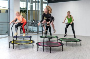 femmes qui pratiquent le trampoline fitness