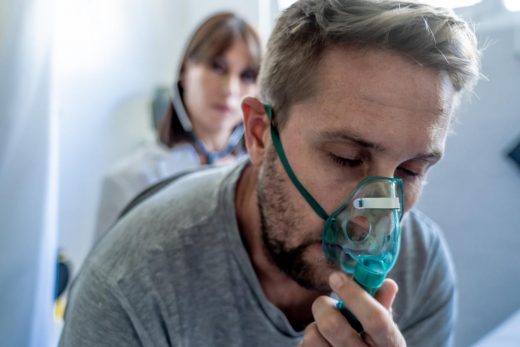 Homme respire avec un masque à oxygène