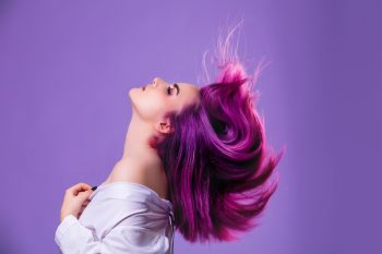 Jeune femme pose avec des cheveux violet