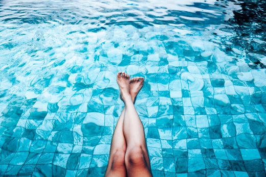 Jambes de femme dans la piscine