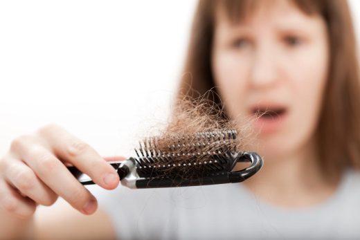 Femme ayant beaucoup de cheveux sur sa brosse