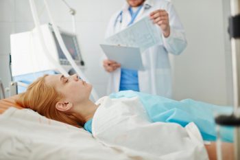 Femme dans le coma sur un lit d’hôpital