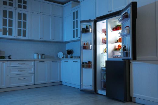 Réfrigérateur ouvert rempli de nourriture dans la cuisine