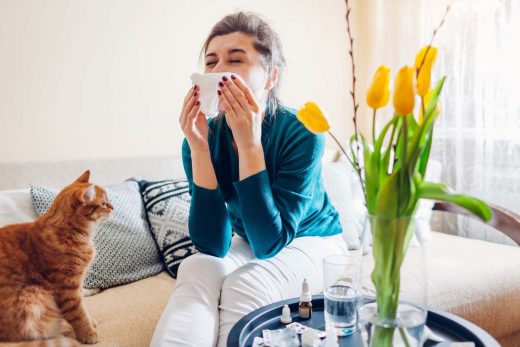 femme avec des allergies dans sa maison