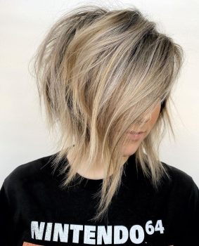 Carré Plongeant Asymétrique Sur Cheveux Fins Blond