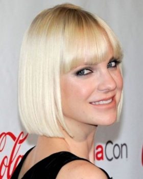 Carré Bob Droit Avec Frange Sur Cheveux Fins Sans Volume Blond Polaire