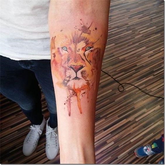 Tatouage Lion Aquarelle Avec Base Orangée Sur L’avant Bras 