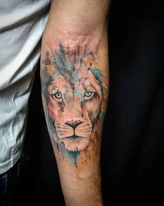 Tatouage Tête De Lion Multicolore Sur L’avant Bras 