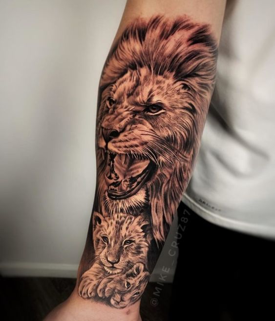 Tatouage Lion & Lionceaux Sur L’avant Bras 