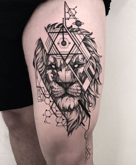 Tatouage Lion Géométrique Sur La Cuisse 