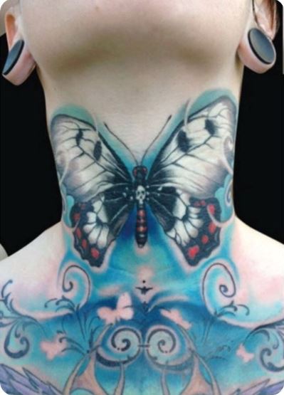 Tatouage Papillon Avec Fond Bleu Sur Le Cou 