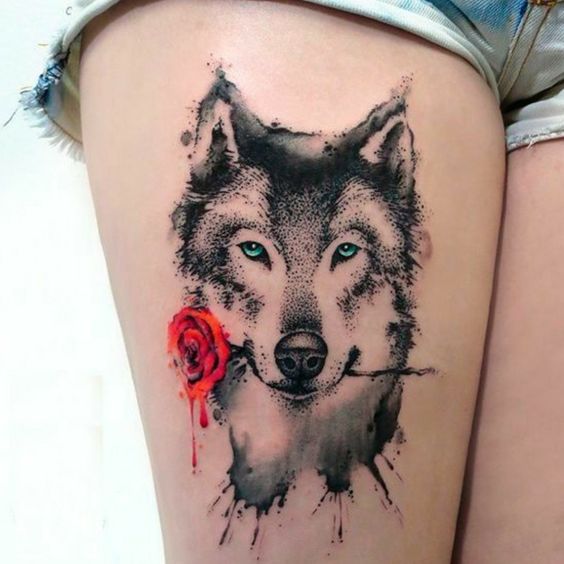 Tatouage Loup Avec Une Rose Aquarelle Sur La Cuisse 