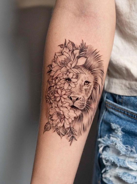 Tatouage Lion Avec Bouquet De Fleurs Sur L’avant Bras 