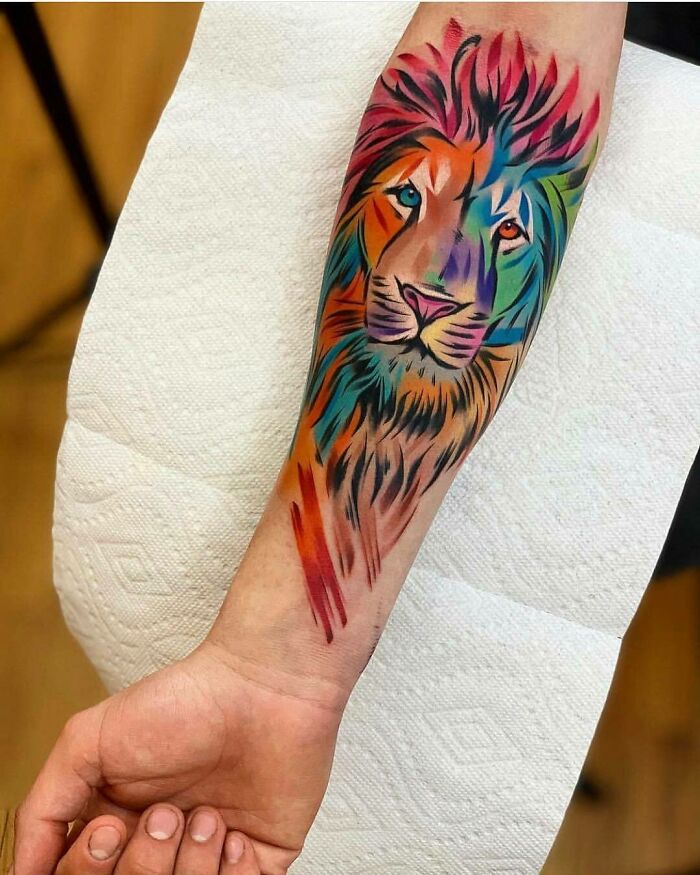Tatouage Lion Multicolore Sur L’avant Bras 