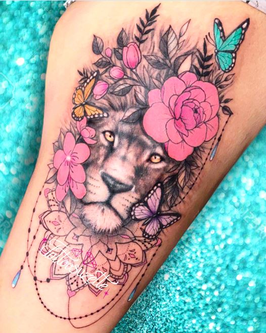 Tatouage Lion Avec Fleurs, Papillons Et Ornements Sur La Cuisse 