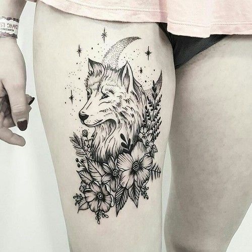 Tatouage Loup Avec Lune, étoiles Et Fleurs Sur La Cuisse 