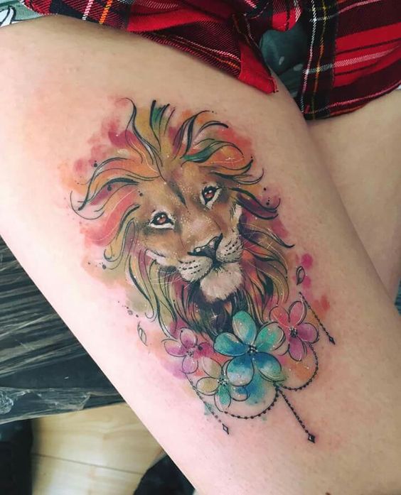 Tatouage Lion Aquarelle Avec Fleurs Et Ornements Sur La Cuisse 