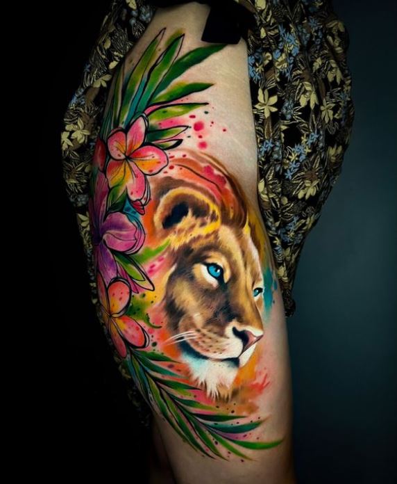 Tatouage Lion Coloré Et Azalées Sur La Cuisse 