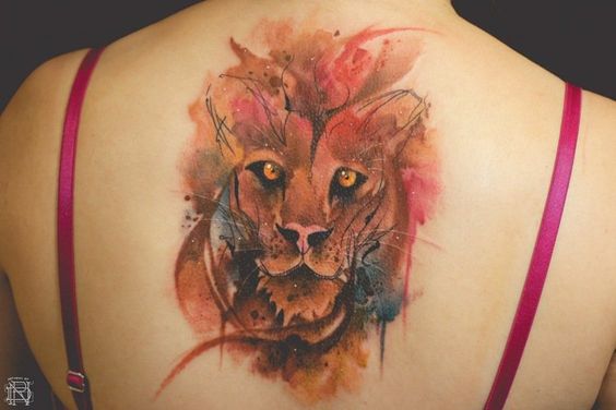 Tatouage Lion Aux Yeux Jaunes Sur Le Dos 