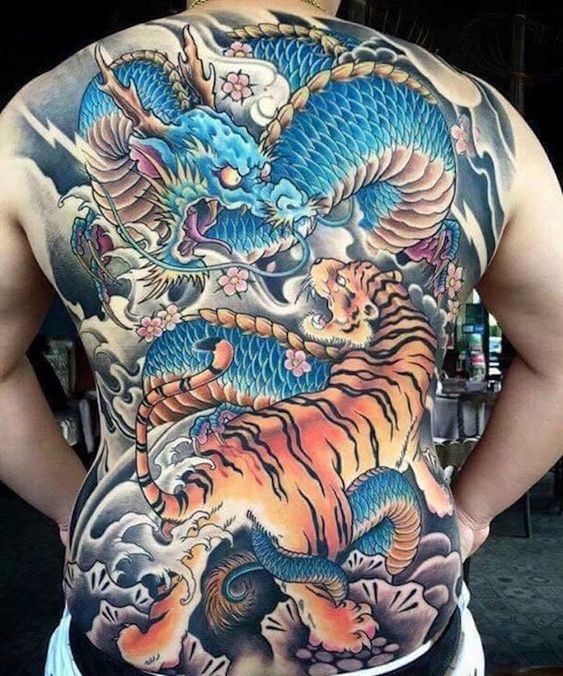 Tatouage Dragon Bleu Contre Tigre Sur Le Dos 