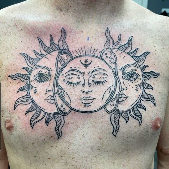 Tatouage Avec Deux Soleils Et Une Lune Sur Le Torse 
