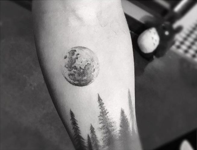 Tatouage Pleine Lune Et Forêt De Conifère Sur L'avant Bras 