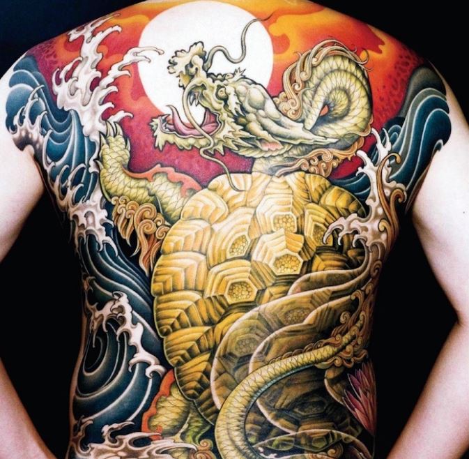 Tatouage Dragon Jaune Avec Carapace Sur Le Dos 