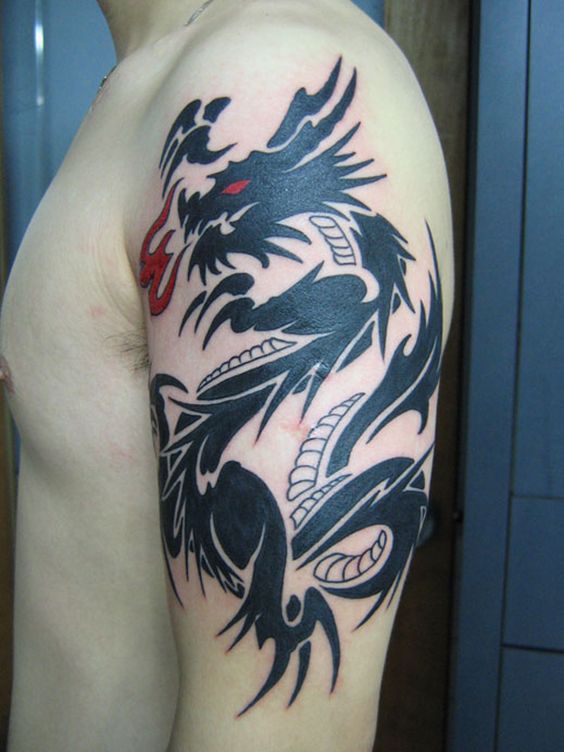Tatouage Dragon Noir Aux Yeux Rouges Sur Le Bras 
