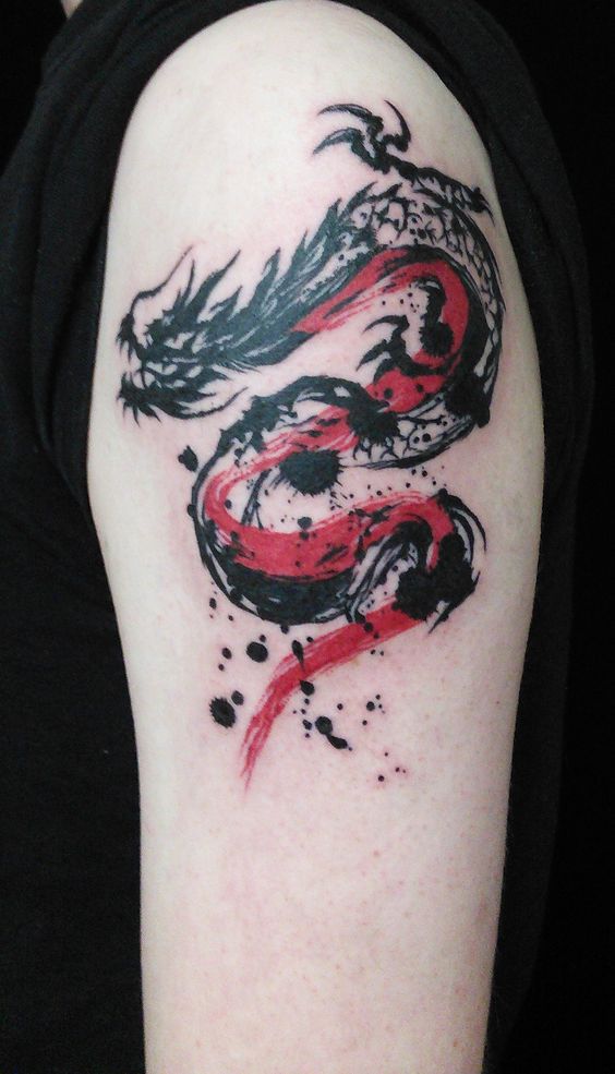 Tatouage Dragon En Aquarelle Noir Et Rouge Sur Le Bras 