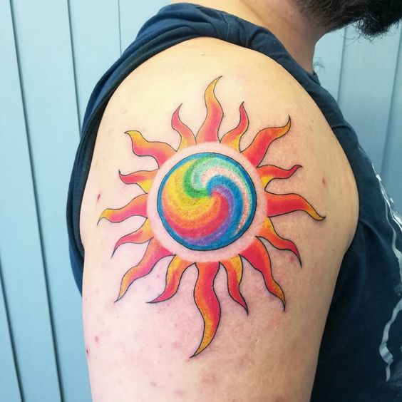 Tatouage Soleil Multicolore Sur Le Bras 