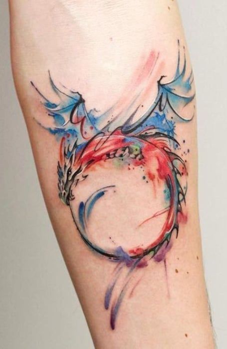 Tatouage Dragon En Aquarelle Bleu Et Rouge Sur L'avant Bras 