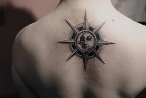 Tatouage Lune, étoile Et Soleil Sur Le Dos 
