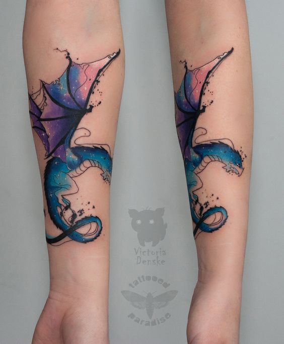 Tatouage Dragon Bleu Et Violet Sur L'avant Bras 