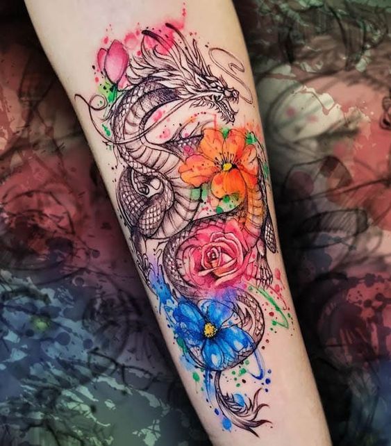 Tatouage Dragon Et Fleurs En Aquarelle Multicolore Sur L'avant Bras 
