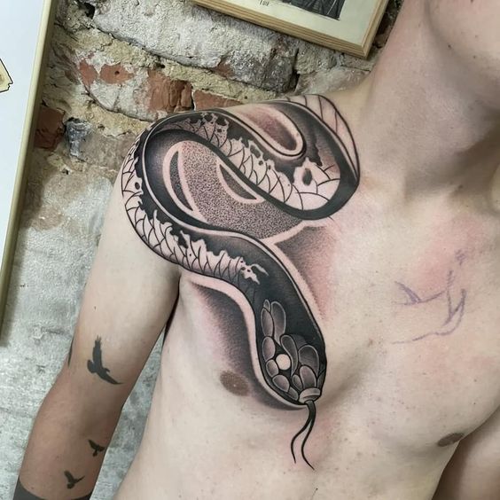 Tatouage Serpent Noir Et Gris Sur Le Torse 