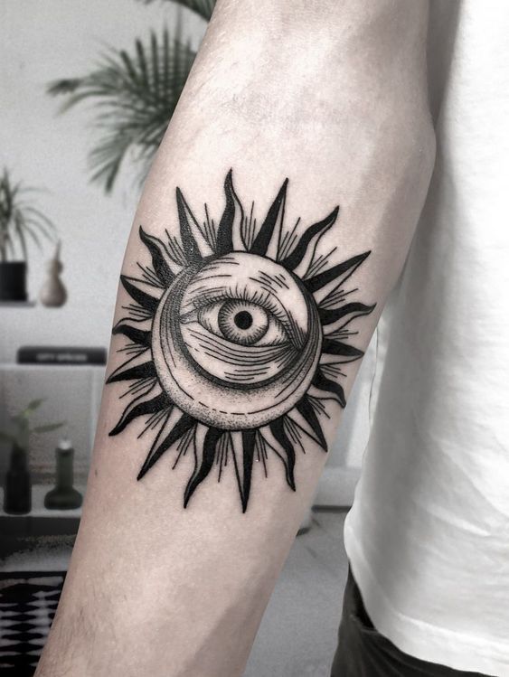 Tatouage Soleil, Lune Et Oeil Sur L'avant Bras 