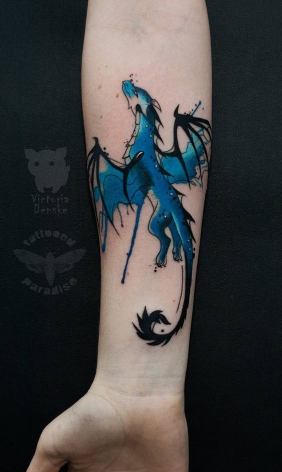 Tatouage Dragon Graphique Bleu Sur L'avant Bras 