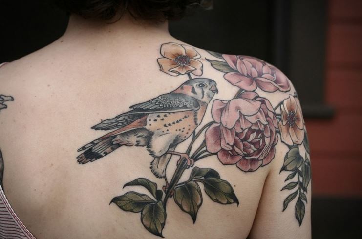  Tatouage Pivoines Et Oiseau En Couleurs Sur Le Dos 