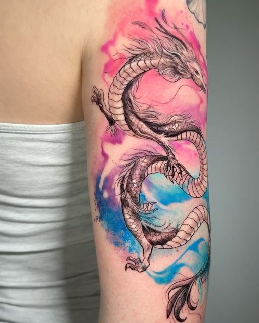 Tatouage Dragon En Noir Et Gris Et Aquarelle Multicolore Sur Le Bras 