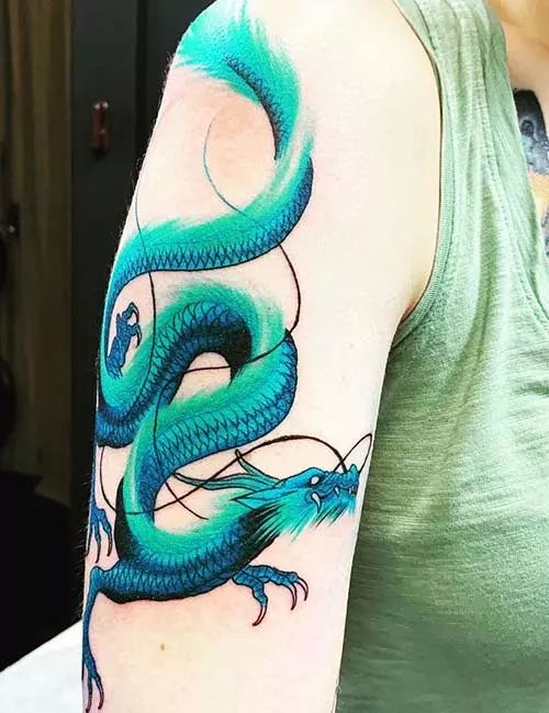 Tatouage Dragon Bleu Torsadé Sur Le Bras 