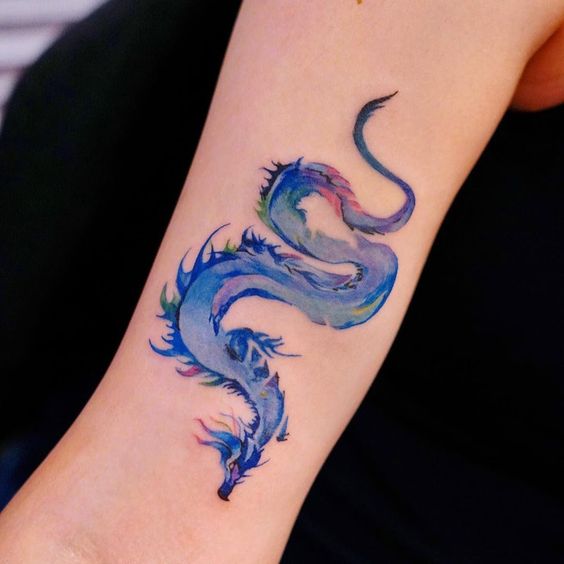 Tatouage Dragon Bleu Discret Sur Le Bras 