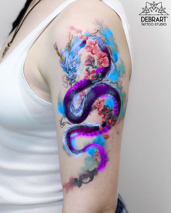 Tatouage Dragon Multicolore Et Fleurs Roses Sur Le Bras 