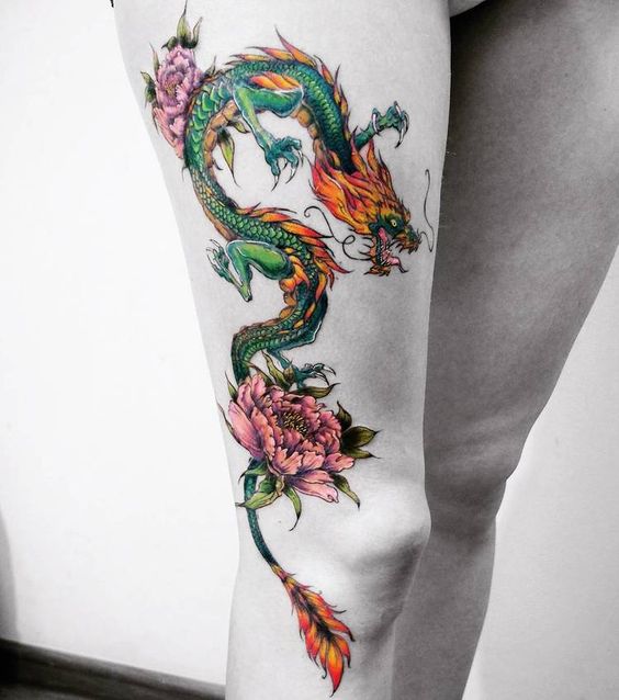 Tatouage Dragon Vert Et Fleurs Roses Sur La Cuisse 