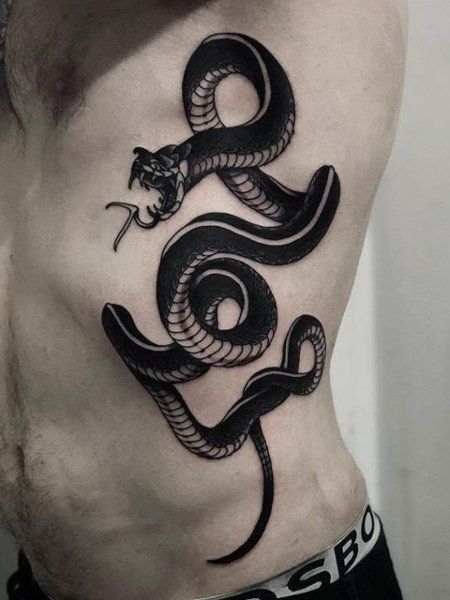  Tatouage Serpent à L'encre Noire Sur Les Côtes 