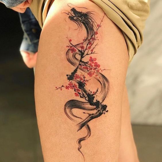  Tatouage Dragon Noir Et Fleurs De Cerisier Sur La Cuisse 